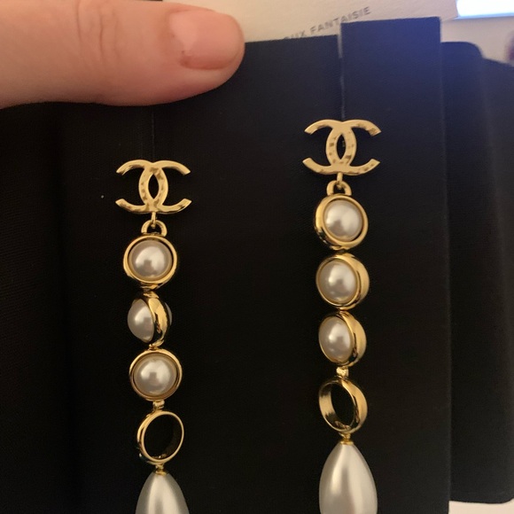 Chanel Gold,White Pearl Drop Earrings, rare , authentic ,summer 2025 col… - Picture 1 of 11